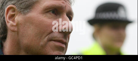 Justizminister Kenny MacAskill bei einem Besuch in Wester Hailes in Edinburgh, nach der Veröffentlichung der Scottish Crime & Justice Survey 2008/2009. Stockfoto