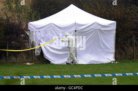 Ein forensischer Offizier verlässt ein Zelt auf einem Feld in der Nähe von Sedgefield, County Durham, wo der Leichnam eines Teenagers gefunden wurde. Stockfoto