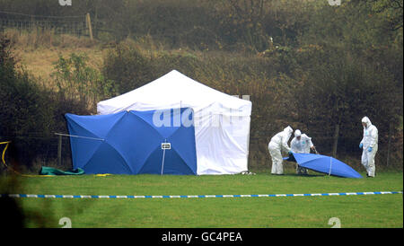 Forensische Offiziere in der Nähe eines Zeltes auf einem Feld in der Nähe von Sedgefield, Grafschaft Durham, wo die Leiche eines Teenagers gefunden wurde. Stockfoto