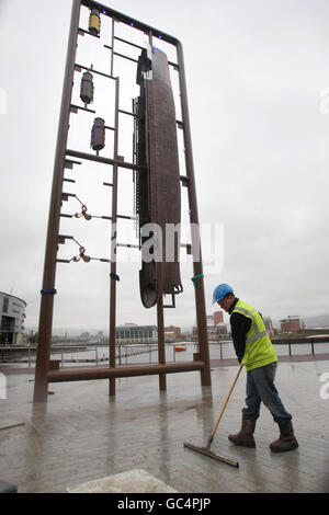 Ein Arbeiter bringt den letzten Schliff an einem riesigen Spielzeugmodellbausatz der Titanic auf dem Gelände, wo der Doomed Liner vor fast einem Jahrhundert in Belfast gebaut wurde. Stockfoto