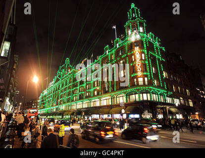 Dannii Minogue schaltet Harrods Weihnachtsbeleuchtung ein - London. Ein allgemeiner Blick auf die Weihnachtslichter von Harrods vor dem Kaufhaus in Knightsbridge. Stockfoto