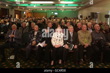 Eine vollgepackte Aktionärsgalerie im Celtic Park während der Celtic Football Club-Hauptversammlung im Celtic Park, Glasgow. Stockfoto