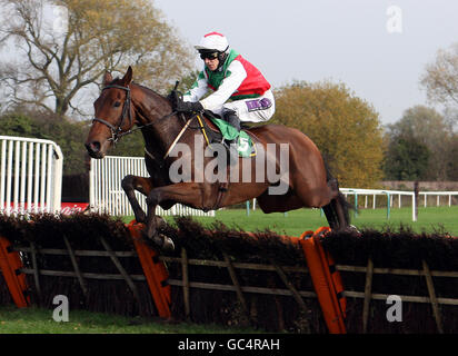 Pferderennen - Winterwärmer - Uttoxeter Racecourse. Bobby Ewing von P. J. Brennan springt als letzter auf dem Weg zum Sieg des freebets.co.uk-Freiwetten-Hürdenrennens der 'Nationalen Jagd'-Anfänger Stockfoto