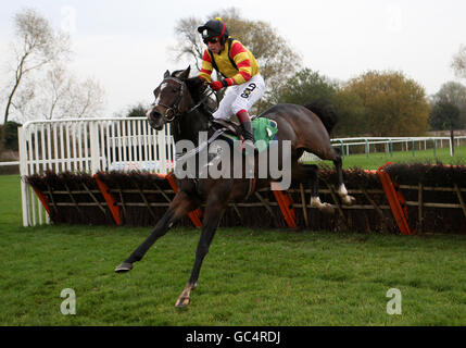 Pferderennen - Winterwärmer - Uttoxeter Racecourse. Das Gefühl, von Bryan Moorcroft geritten zu sein, springt als Letzter, um das freebets.co.uk kostenlose Sportwetten-Rennen zu gewinnen Stockfoto