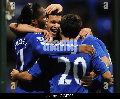 Chelseas Didier Drogba (links) feiert mit den Teamkollegen Michael Ballack (Mitte) und Deco (rechts) ihr viertes Tor. Stockfoto