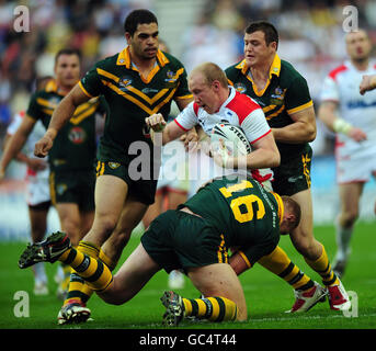 Der englische Shaun Briscoe wird während des Spiels der Gillette Four Nations im DW Stadium in Wigan vom australischen Luke Lewis (on Ground) angegangen. DRÜCKEN SIE VERBANDSFOTO. Bilddatum: Samstag, 31. Oktober 2009. Das Foto sollte lauten: Anna Gowthorpe/PA Wire. **NUR FÜR REDAKTIONELLE ZWECKE** Stockfoto