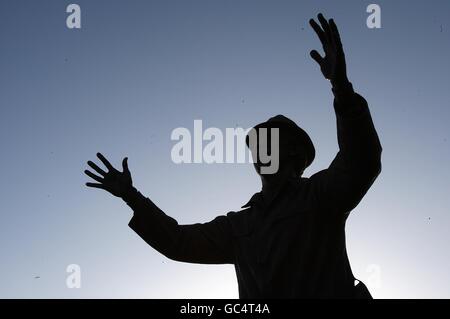 Statue des ehemaligen Sunderland-Managers Bob Stokoe vor dem Stadium of Light Stockfoto