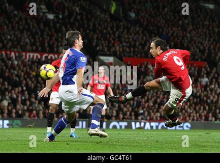 Fußball - Barclays Premier League - Manchester United / Blackburn Rovers - Old Trafford. Dimitar Berbatov von Manchester United erzielt das Eröffnungstreffer des Spiels Stockfoto