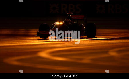 Vodafone McLaren-Fahrer Lewis Hamilton auf dem Weg zur Pole-Position während des Qualifyers für den Großen Preis von Abu Dhabi auf dem Yas Marina Circuit, Vereinigte Arabische Emirate. DRÜCKEN SIE VERBANDSFOTO. Bilddatum: Samstag, 31. Oktober 2009. Bildnachweis sollte lauten: David Davies/PA Wire. EINSCHRÄNKUNGEN: Die Nutzung unterliegt Einschränkungen. Redaktionelle Verwendung nur in Printmedien und im Internet. Kein Handy oder Fernseher. Kommerzielle Nutzung mit vorheriger Zustimmung. Stockfoto