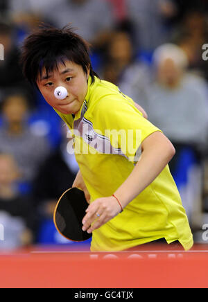 Singapurs Feng Tianwe im Einsatz gegen Chinas Liu Shiwen während der Nationalen Tischtennis-Meisterschaften am Englischen Institut für Sport, Sheffield. Stockfoto