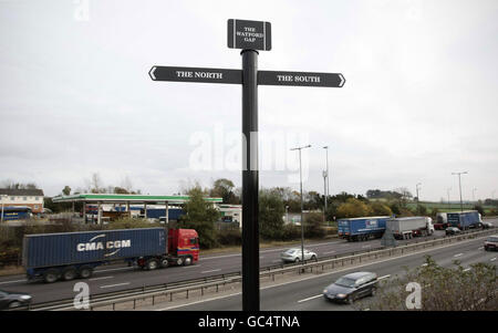 Im Watford Gap Motorway Service Area auf der Autobahn M1 wurde ein Schild angebracht, das die Richtung Norden und Süden markiert, um die „offizielle“ Lücke zwischen den beiden Gebieten zu markieren und um ihr 50-jähriges Bestehen zu feiern. Stockfoto