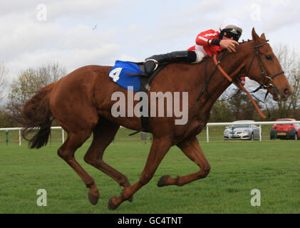 Führung beim letzten Haar mit Nick Schofield Fällen Von seinem Pferd während des Jockey Club Catering Macer Gifford Handicap Steeple Chase Stockfoto