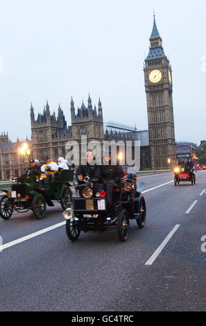 Die Teilnehmer überqueren die Westminster Bridge in der Tagespause, kurz nach dem Start des London to Brighton Veteran Car Run 2009. Stockfoto