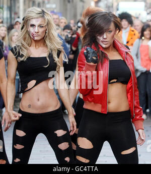 Gemma McKee führt die Scottish Rockettes in einer Nachbildung von Michael Jacksons Thriller-Musikvideo in der Buchanan Street in Glasgow an, um eine Halloween-Themennacht im Karibu Klub zu bewerben. Stockfoto