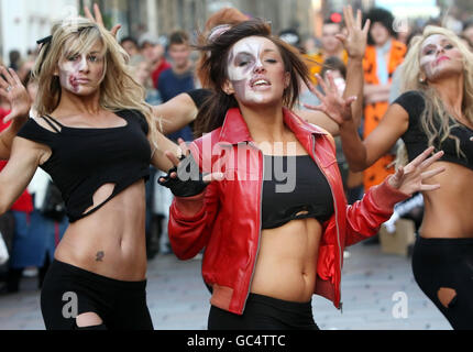 Gemma McKee führt die Scottish Rockettes in einer Nachbildung von Michael Jacksons Thriller-Musikvideo in der Buchanan Street in Glasgow an, um eine Halloween-Themennacht im Karibu Klub zu bewerben. Stockfoto