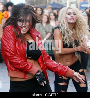 Gemma McKee führt die Scottish Rockettes in einer Nachbildung von Michael Jacksons Thriller-Musikvideo in der Buchanan Street in Glasgow an, um eine Halloween-Themennacht im Karibu Klub zu bewerben. Stockfoto