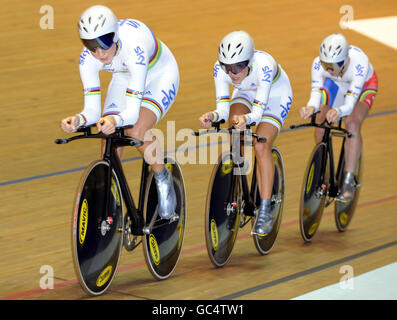 Joanna Rowsell, Elizabeth Armitstead und Wendy Houvenaghel auf dem Weg zur Goldmedaille und einem neuen Weltrekord bei der Verfolgung der Frauenmannschaft während des UCI Track Cycling World Cup im Manchester Velodrome in Manchester. Stockfoto