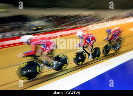 Das britische Men's Pursuit Team aus (von links) Geraint Thomas, Steven Burke, Andy Tennant und Ed Clancy auf dem Weg zur Goldmedaille während der UCI Track Cycling World Cup im Manchester Velodrome in Manchester Stockfoto