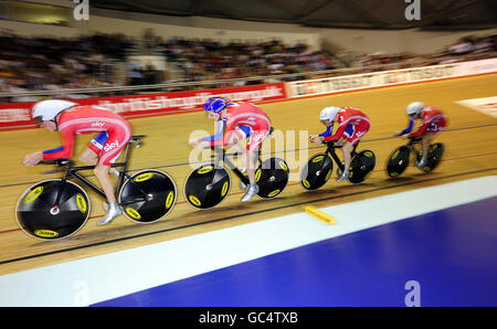 Das britische Men's Pursuit Team von Ed Clancy, Ben Swift, Geraint Thomas und Steven Burke auf dem Weg zur Goldmedaille im Team Pursuit während des UCI Track Cycling World Cup im Manchester Velodrome in Manchester. Stockfoto