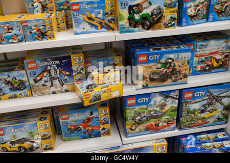 LEGO Spielzeug auf dem Display in den Regalen Spielzeugladen - USA Stockfoto