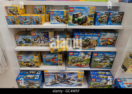 LEGO Spielzeug auf dem Display in den Regalen Spielzeugladen - USA Stockfoto