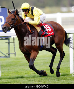 Meinungsumfrage von Frankie Dettori auf seinem Weg zum Gewinn der Ladbrokes.com Einsätze während der Willmott Dixon Group Day auf Ascot Racecourse, Ascot geritten. Stockfoto