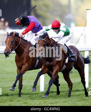 Der Korporal Maddox (rechts) unter Tom Queally gewinnt beim Willmott Dixon Group Day auf der Ascot Racecourse, Ascot, die Carraig Insurance Hyperion Conditions-Einsätze. Stockfoto