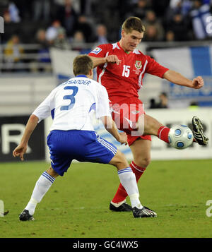 Sam Vokes von Wales (rechts) und Niklas Moisander von Finnland in Aktion während des FIFA-WM-Qualifikationsspiel im Olympiastadion in Helsinki. Stockfoto