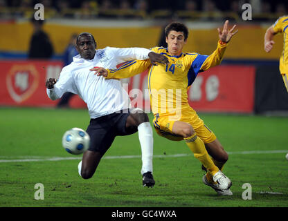 Emile Heskey (letf) aus England und Yevhen Khacheridi aus der Ukraine während des FIFA-WM-Qualifying-Spiels in der Dnipro Arena in Dnipropetrovsk, Ukraine. Stockfoto