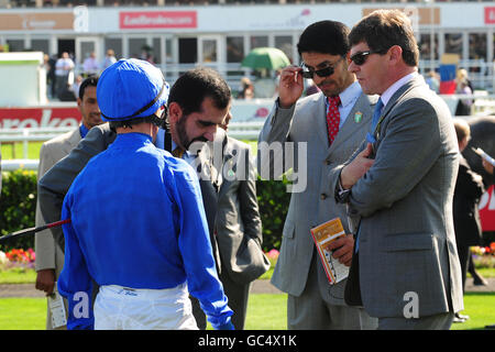 Jockey Frankie Dettori (links) im Gespräch mit Besitzer Sheikh Mohammed (Mitte, links) als Trainer Saeed bin Suroor (Mitte rechts) schaut auf die Doncaster Racecourse Stockfoto