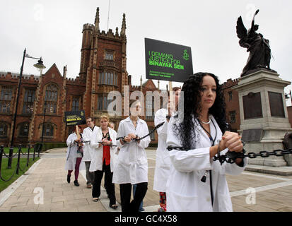 Einzeln mit Handschellen gefesselt und verkettet 24 Studenten aus Belfast, die als Ärzte verkleidet waren, protestierten an der Queens University Belfast, um die Notlage von Dr. Binayak Sen, einem preisgekrönten Kinderarzt, hervorzuheben. Stockfoto