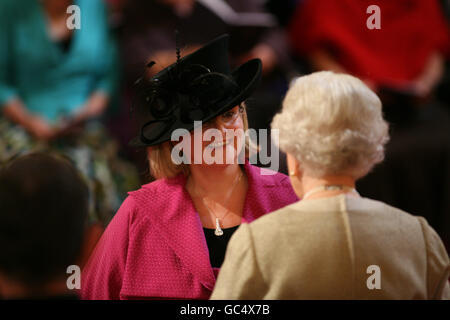 Miss Gracia McGrath aus London wird von der Queen am Buckingham Palace zur OBE gemacht. Stockfoto