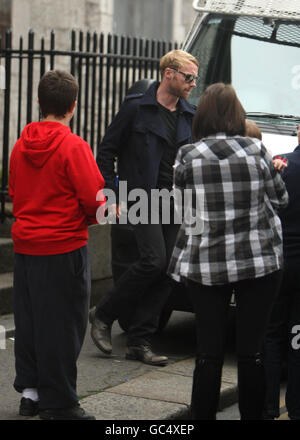 Ronan Keating von Boyzone verlässt die St. Laurence O'Toole Parish, nachdem er mit dem Priester über die Vorbereitungen für die Beerdigung von Stephen Gately in der Kirche in Dublin am Samstag gesprochen hat. Stockfoto