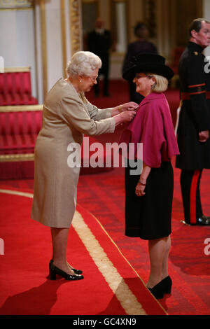 Miss Gracia McGrath aus London wird von der Queen am Buckingham Palace zur OBE gemacht. Stockfoto