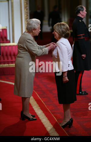 Susan Hodgkiss aus Leeds wird von der Queen im Buckingham Palace zu einem CBE gemacht. Stockfoto