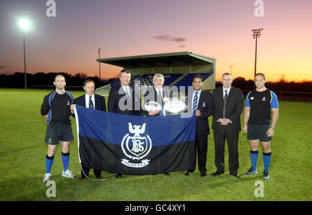 (Links-rechts) Club Vice Captain Gillon Duduid, Mitglied des Scottish Rugby Council Archie Ferguson, ehemaliger Präsident Gordon Turnbull, Präsident der Scottish Rugby Union Jim Stevenson, FST Technologies Financial Controller Khalid Faqir, Scottish and Southern Energy Alan Kyle präsentieren Dalziel Rugby Club mit dem Scottish Hydro Club des Monats Auszeichnung im Dalziel Park, Motherwell. Stockfoto