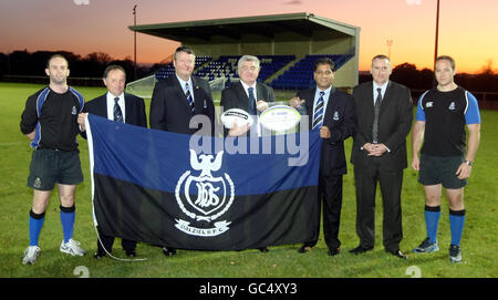 (Links-rechts) Club Vice Captain Gillon Duduid, Mitglied des Scottish Rugby Council Archie Ferguson, ehemaliger Präsident Gordon Turnbull, Präsident der Scottish Rugby Union Jim Stevenson, FST Technologies Financial Controller Khalid Faqir, Scottish and Southern Energy Alan Kyle präsentieren den Dalziel Rugby Club mit der Auszeichnung Scottish Hydro Club of the Month im Dalziel Park, Motherwell. Stockfoto