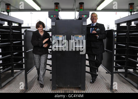 Olympiaministerin Tessa Jowell und Sicherheitsminister Admiral Lord West erproben heute im Olympic Park im Osten Londons neue biometrische Zutrittssysteme für Bauarbeiter. Stockfoto