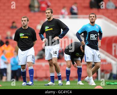 Fußball - Barclays Premier League - Arsenal gegen Birmingham City - Emirates Stadium. Roger Johnson, Barry Ferguson und James McFadden (links) von Birmingham City wärmen sich vor dem Start auf Stockfoto