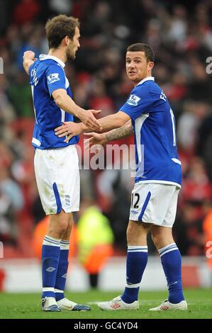 Fußball - Barclays Premier League - Arsenal gegen Birmingham City - Emirates Stadium. Roger Johnson (links) und Barry Ferguson (rechts) von Birmingham City Stockfoto