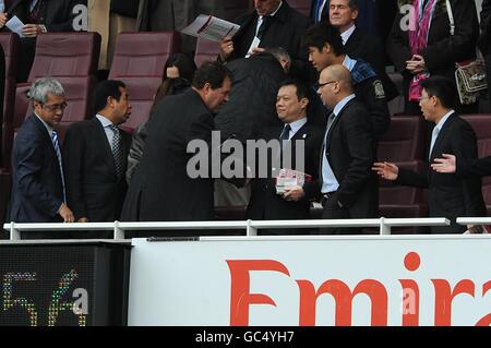 (Von links nach rechts) Sammy Yu (stellvertretender Vorsitzender), Carson Yeung (Eigentümer und Präsident von Birmingham City), Mike Wiseman (Vizepräsident), Vico Hui (Vorsitzender), Peter Pannu (stellvertretender Vorsitzender) und Warren Ko (Rechtsberater) an den Ständen im Emirates Stadium Stockfoto