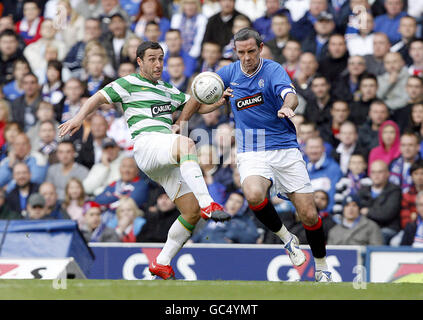 Fußball - Clydesdale Bank Scottish Premier League - Rangers gegen Celtic - Ibrox. Scott McDonald von Celtic hält David Weir von den Rangers fern Stockfoto