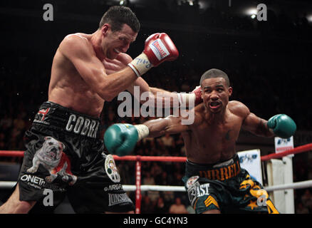 Der britische Carl Froch (links) tauscht Schläge während seines Split-Points-Sieges gegen Andre Dirrell während des WBC World Super-Middleweight Title Fight in der Trent FM Arena, Nottingham. Stockfoto