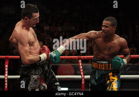 Der britische Carl Froch (links) holt sich auf seinem Weg zu einem Split-Points-Sieg über Andre Dirrell im WBC World Super-Middleweight Title Fight in der Trent FM Arena, Nottingham, rechts auf das Kinn. Stockfoto