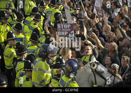 Die Polizei hält die Gesänge antifaschistischer Demonstranten während eines Protestes in der Nähe des Castle Square in Swansea, Wales, zurück. Stockfoto