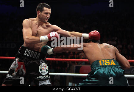 Der britische Carl Froch (links) tauscht Schläge während seines Split-Points-Sieges gegen Andre Dirrell während des WBC World Super-Middleweight Title Fight in der Trent FM Arena, Nottingham. Stockfoto