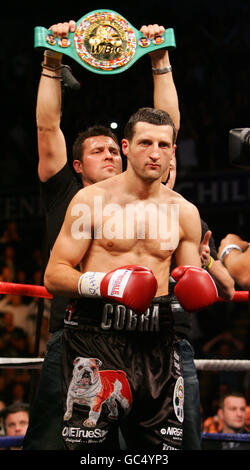 Großbritannien Carl Froch vor dem Kampf mit seiner WBC hielt sich weit hinter ihm, bevor er einen 12. Runde Punkte Sieg über Andre Dirrell während der WBC World Super-Middleweight Titel Kampf in der Trent FM Arena, Nottingham zu gewinnen. Stockfoto