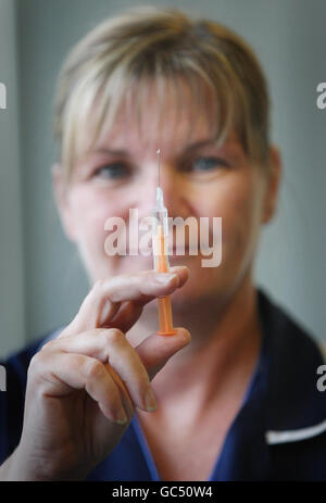 Hauptkrankenschwester Angela McGurk mit einer Schweinegrippe-Impfung während der Einführung des schottischen Schweinegrippe-Impfprogramms im New Victoria Hospital in Glasgow. Stockfoto