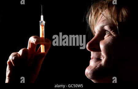 Hauptkrankenschwester Angela McGurk mit einer Schweinegrippe-Impfung während der Einführung des schottischen Schweinegrippe-Impfprogramms im New Victoria Hospital in Glasgow. Stockfoto