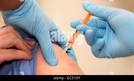 Ein Patient erhält eine Schweinegrippe-Impfung am University College London Hospital, da das Massenimmunisierungsprogramm heute beginnt. Stockfoto